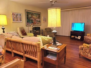 Living area - Charming 2-bedroom condo with WiFi, private beach and pool in awesome Venice. (Venice)