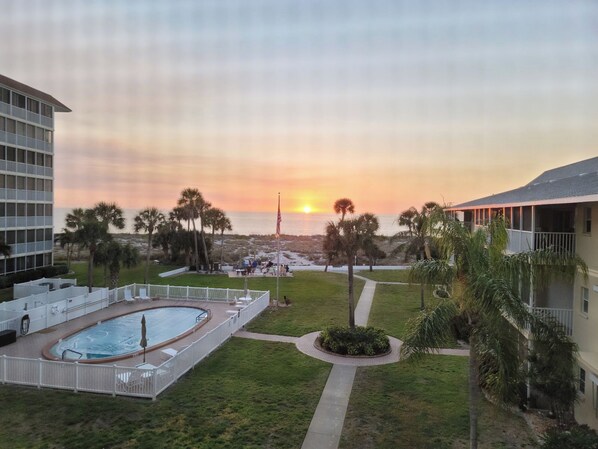 Pool - Charming 2-bedroom condo with WiFi, private beach and pool in awesome Venice. (Venice)