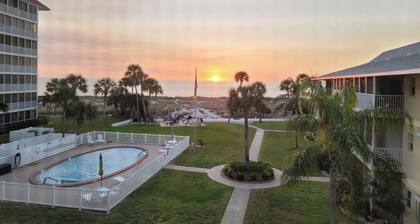 Charming 2-bedroom condo with WiFi, private beach and pool in awesome Venice.