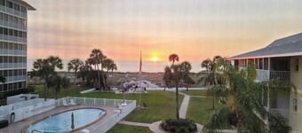 Charming 2-bedroom condo with WiFi, private beach and pool in awesome Venice.