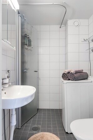 Comfort Apartment | Bathroom - Bright 1BR Apartment next to the Beach (Lahti)