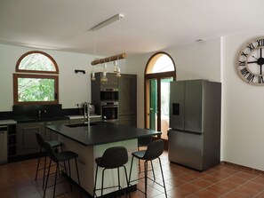 Fridge, microwave, oven, stovetop - "Villa Mammona 500m from Bonifacio harbour (Bonifacio)