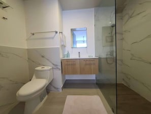 Handtücher, Seife, Toilettenpapier