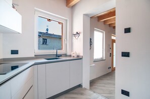 Frigorífico, microondas, placa de cocina y lavavajillas