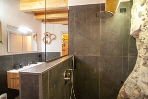 Chuveiro, secador de cabelo, bidê, toalhas de banho
