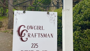 Segnaletica per 'Cowgirl Craftsman' al civico 225 di West E St.