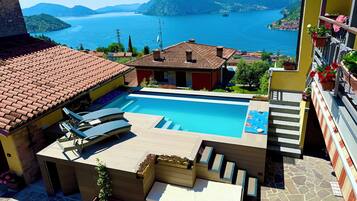 Utomhuspool och uppvärmd pool