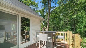 Eine Terrasse mit Gartenmöbeln, einer Pergola und einem Holzzaun.