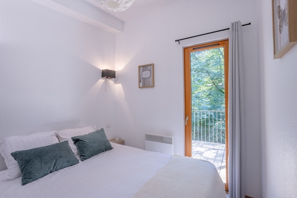 1 habitación, tabla de planchar con plancha, wifi gratis y ropa de cama