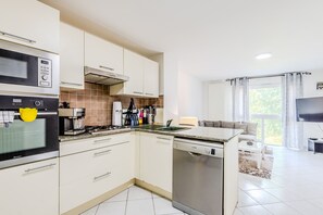 Réfrigérateur, micro-ondes, four, lave-vaisselle