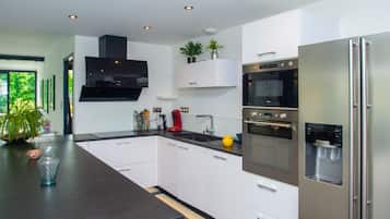 Réfrigérateur, micro-ondes, four, lave-vaisselle