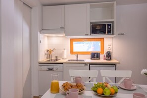 Réfrigérateur, four à micro-ondes, lave-vaisselle, cafetière-théière