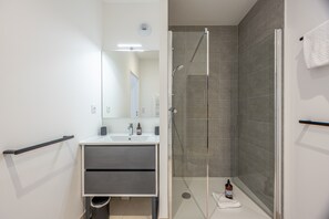 Hårtork och handdukar