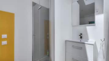 Articles de toilette gratuits, sĂšche-cheveux, serviettes fournies