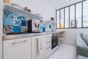 Fridge, oven, coffee/tea maker, toaster