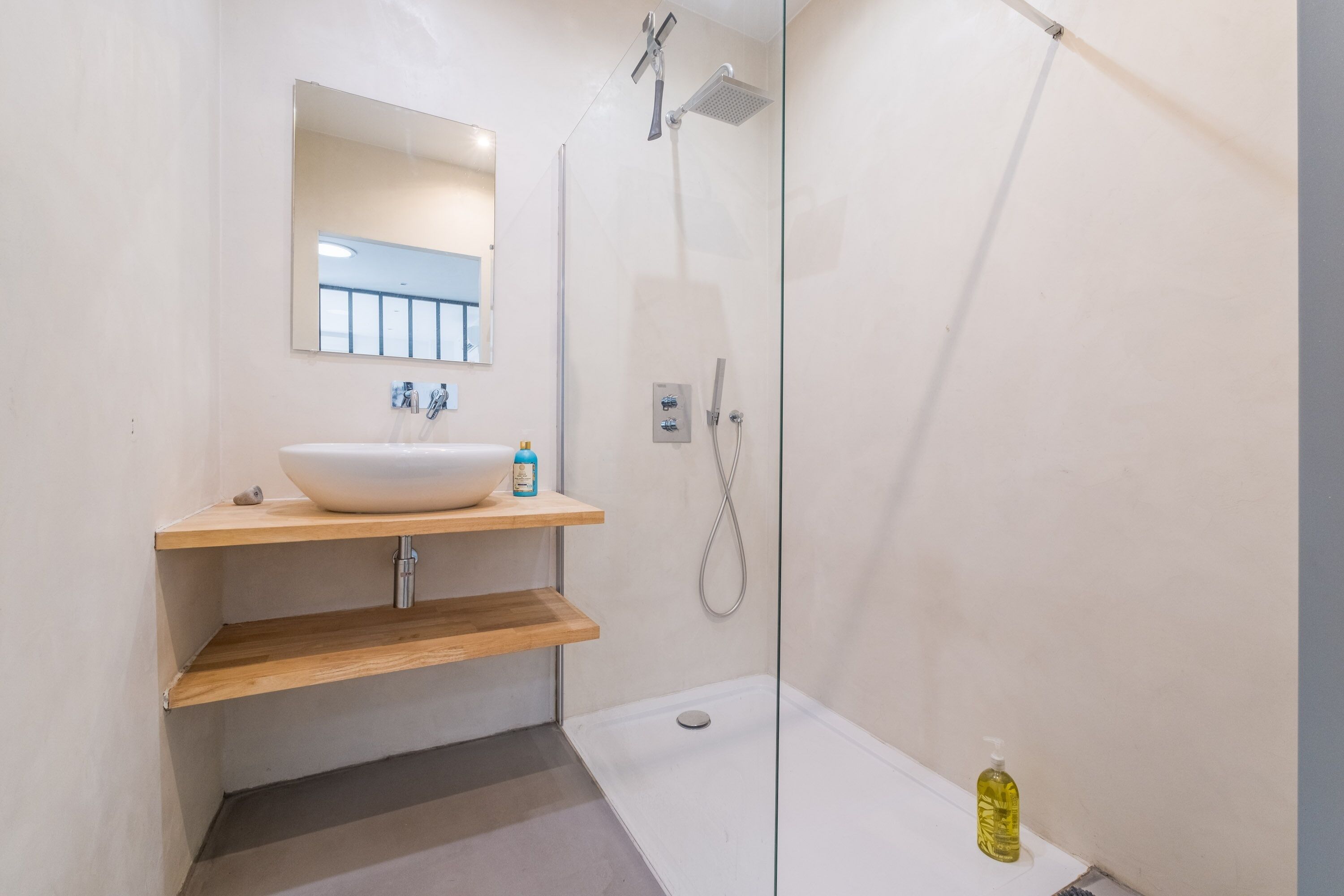 Gratis toiletartikelen, een haardroger, handdoeken