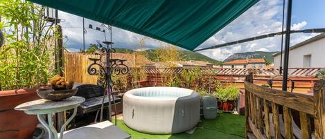 Tina de hidromasaje al aire libre