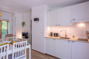 Fridge, microwave, dishwasher, coffee/tea maker