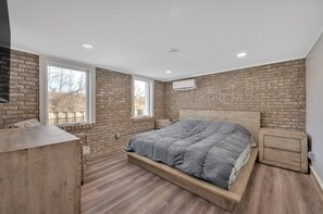 4 bedrooms, desk, travel cot, WiFi