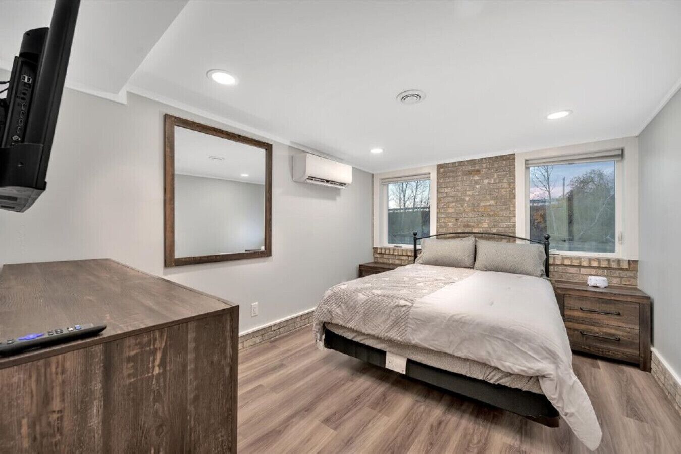 4 bedrooms, desk, WiFi