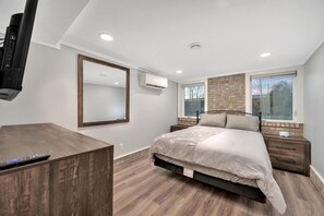 4 bedrooms, desk, WiFi