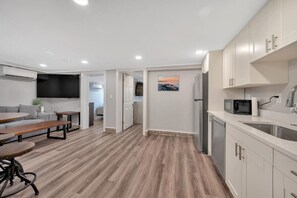 Cookware/dishes/utensils, dining tables