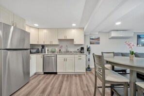 Cookware/dishes/utensils, dining tables