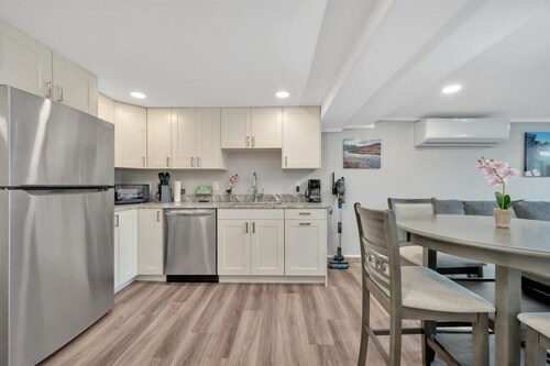 Downtown TC Two Unit Retreat on the Water - Sleeps 10
