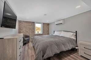 4 bedrooms, desk, travel cot, WiFi