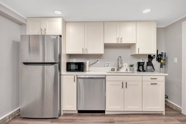 Cookware/dishes/utensils, dining tables