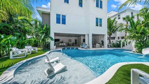 Alberca al aire libre y alberca climatizada