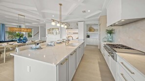 Fridge, microwave, oven, stovetop - Gulf Views. Walk to St Armands+Beach. Pool+Slide (Sarasota)