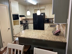 Fridge, microwave, oven, stovetop - 4-bedroom vacation home just 4 minutes from Texas A&M University (College Station)