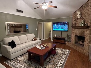 Smart TV, fireplace, books - 4-bedroom vacation home just 4 minutes from Texas A&M University (College Station)