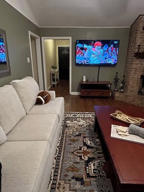 Smart-TV, Kamin, Bücher