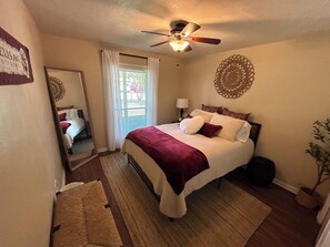 4 bedrooms, iron/ironing board, WiFi, bed sheets - 4-bedroom vacation home just 4 minutes from Texas A&M University (College Station)