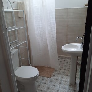 Sèche-cheveux, serviettes fournies, savon, shampoing