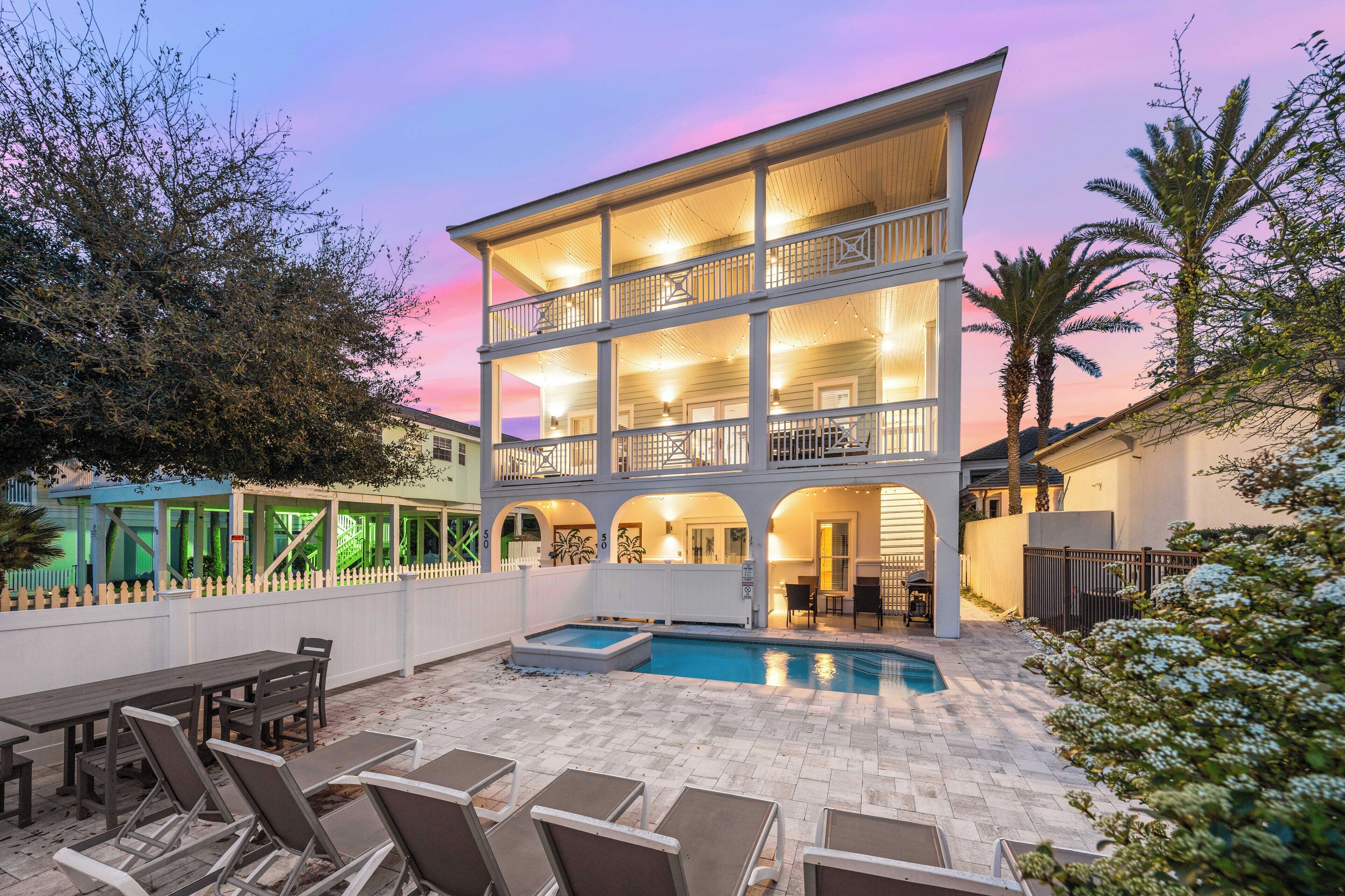 1 Block to Private Beach, Pool, Firepit, Grill, Pool Table, Family Pet Friendly