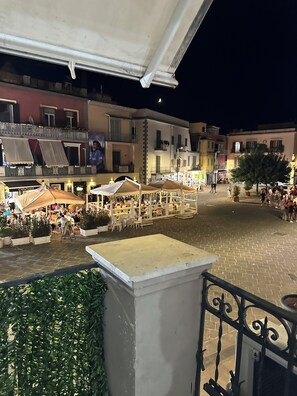 Outdoor dining - Maison Margot (Pozzuoli)
