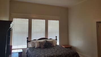 3 bedrooms, in-room safe, iron/ironing board, travel crib