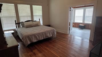 3 makuuhuonetta, tallelokero huoneessa, silitysrauta/-lauta