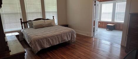 3 dormitorios, caja fuerte, tabla de planchar con plancha