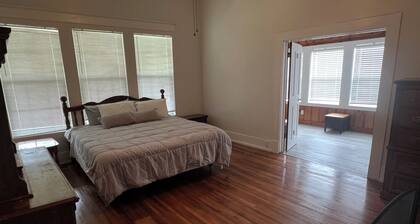 Near LA TECH, GSU, ULM universities, and sport complex
3 bed- 2 bath.