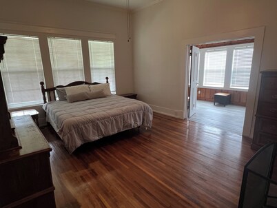 Near LA TECH, GSU, ULM universities, and sport complex
3 bed- 2 bath.