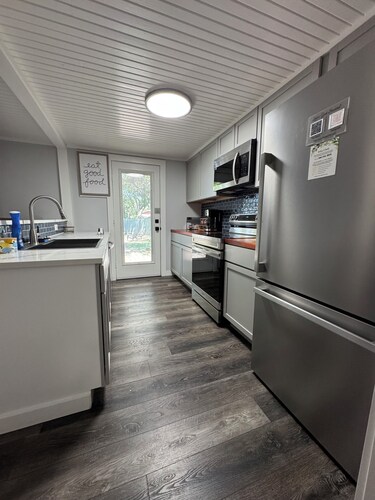 Relax & soak up the lake life!