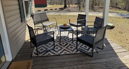 Relax & soak up the lake life!