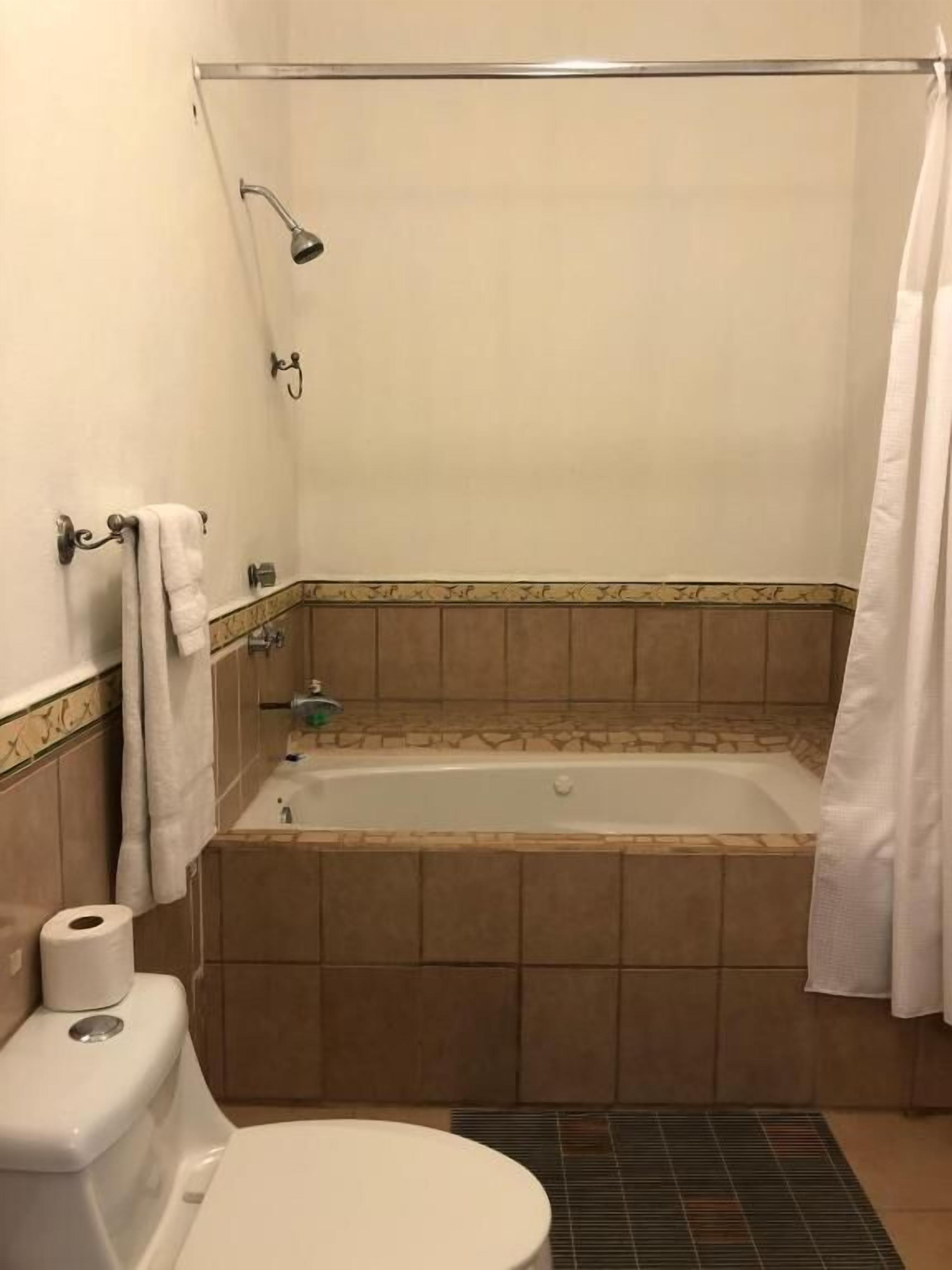 Kylpyhuone, jossa on kylpyamme, wc ja suihku.