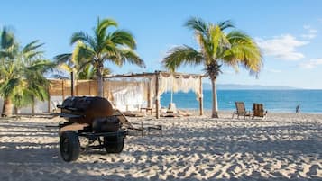 Private beach, white sand, beach bar