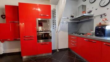 Frigorifero, microonde, forno, piano cottura