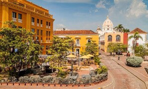 Outdoor dining - Oceanview 20th Fl/Rooftop Pool/Gym/Historic Center (Cartagena de Indias)